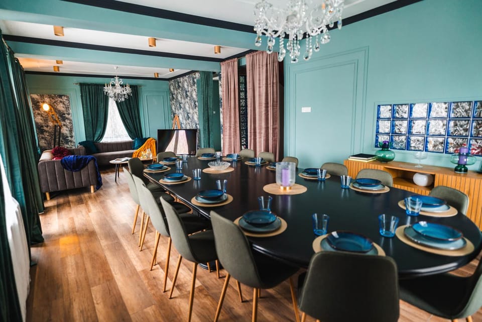 Living room, Banquet/Function facilities, Seating area, Family, Family, internet