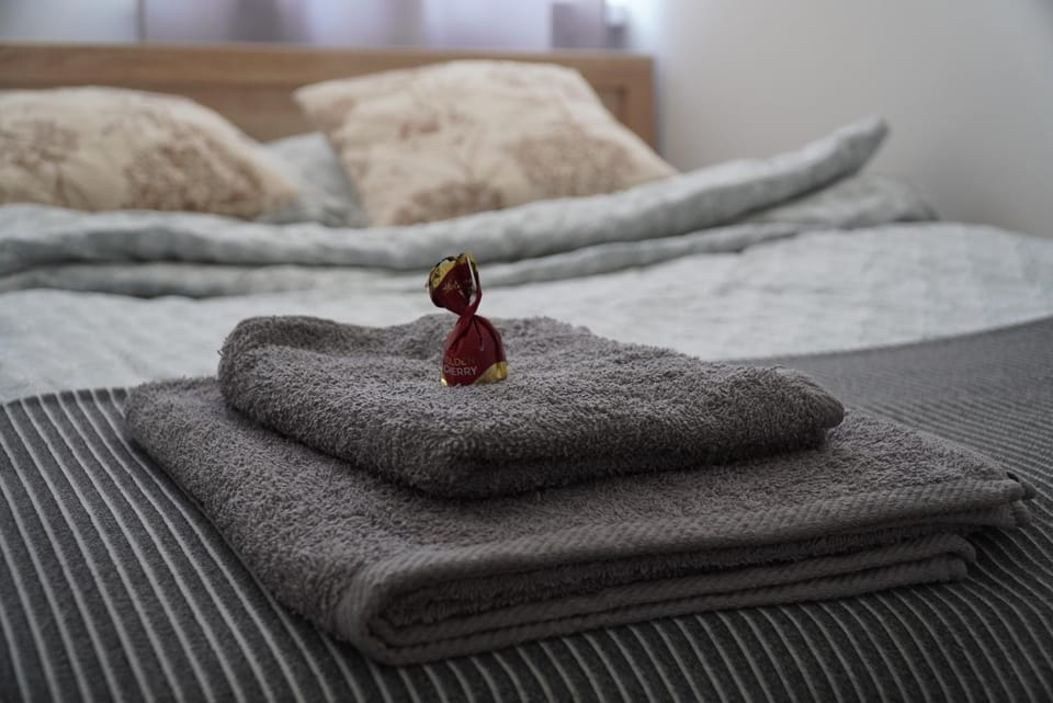 Bed, Bedroom, towels