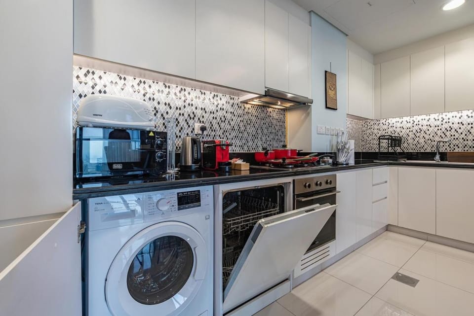 Coffee/tea facilities, Kitchen or kitchenette, dishwasher, oven, stove, toaster, washing machine