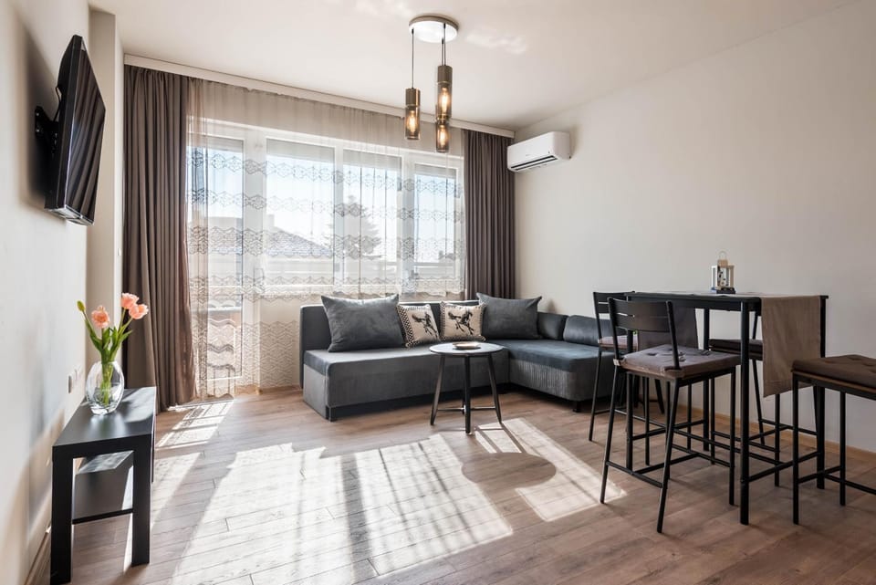 Communal lounge/ TV room, TV and multimedia, Living room, Seating area, Dining area, Evening entertainment, air conditioner