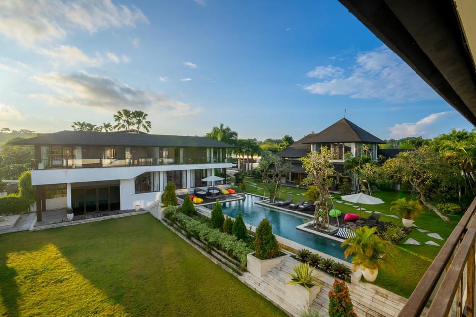 Property building, Day, Garden, Garden view, Pool view, Swimming pool