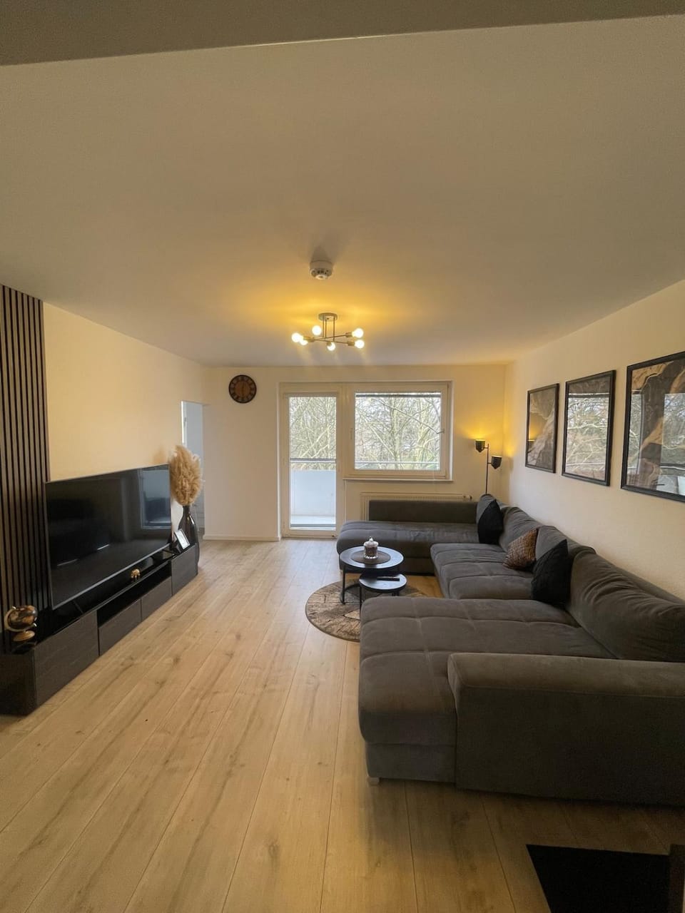 Communal lounge/ TV room, TV and multimedia, Living room, Seating area, Evening entertainment