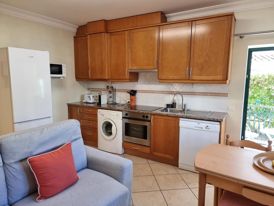 Kitchen or kitchenette, Living room, Seating area, Dining area, dishwasher, washing machine