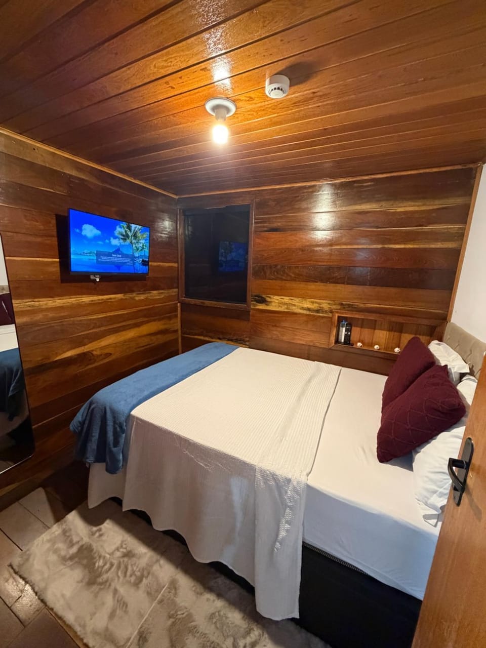 Bed, TV and multimedia, Photo of the whole room