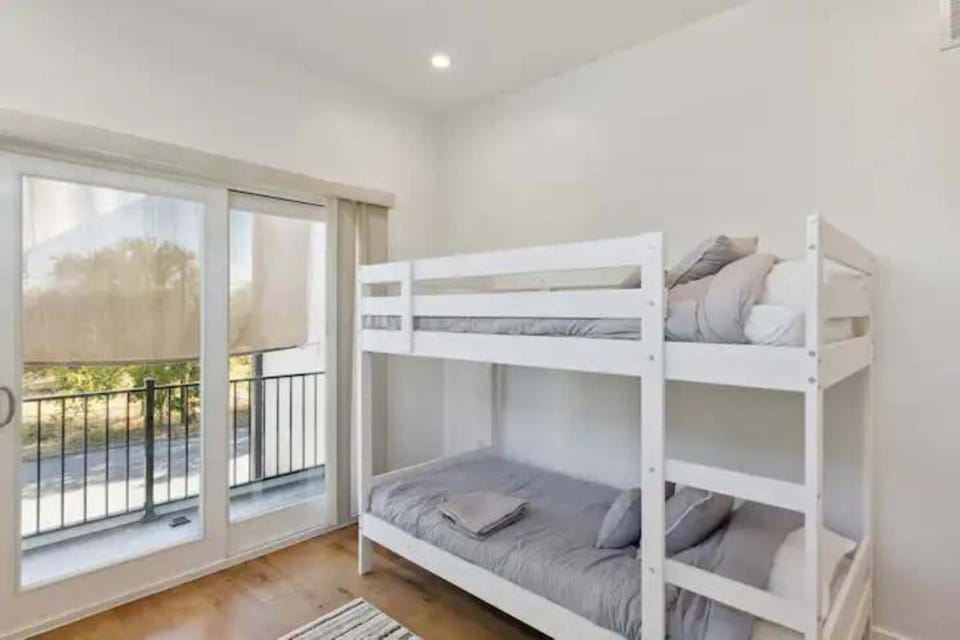 Bed, Balcony/Terrace, bunk bed