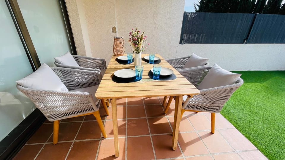 Off site, Garden, Dining area
