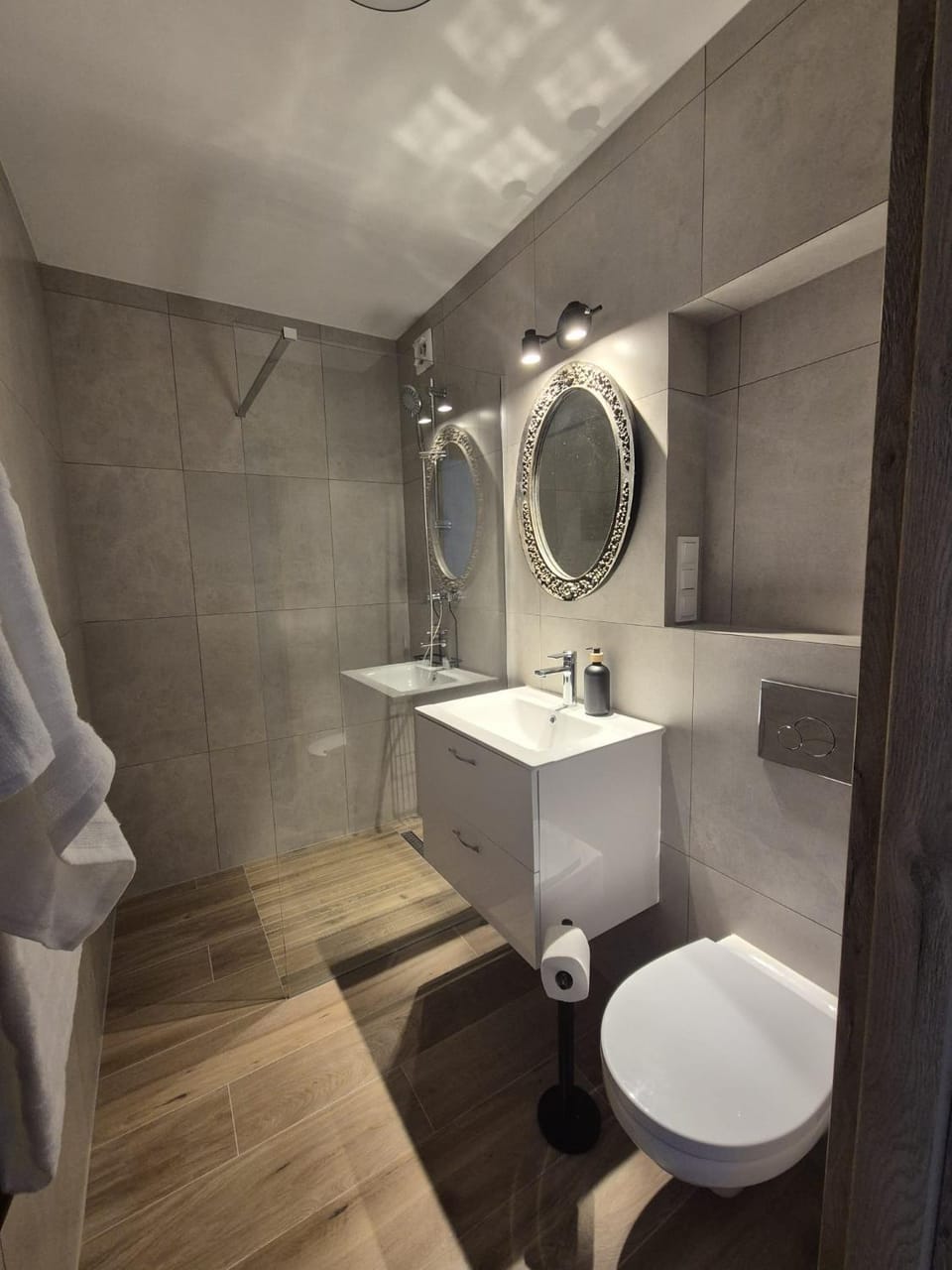 Shower, Toilet, Bathroom, towels