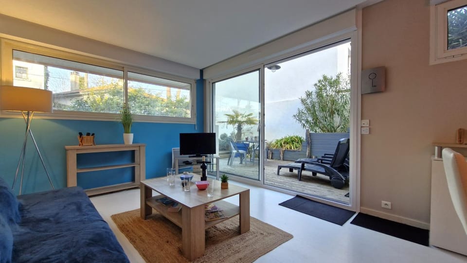 Patio, View (from property/room), Living room, Seating area, Dining area