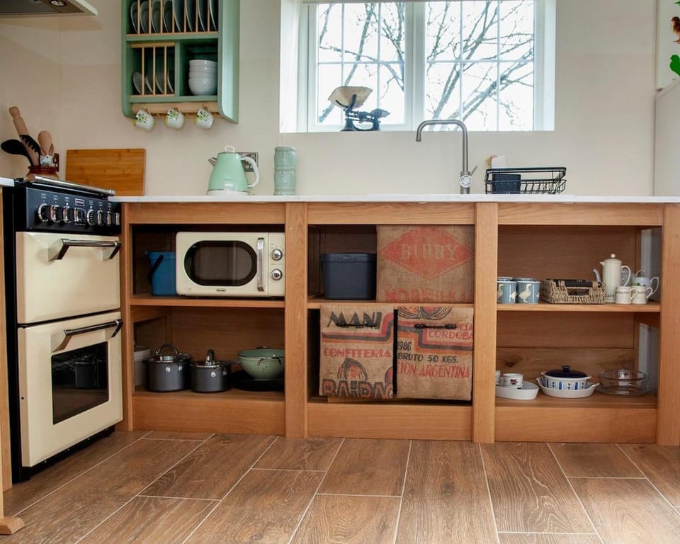 Coffee/tea facilities, Kitchen or kitchenette, microwave, stove, toaster