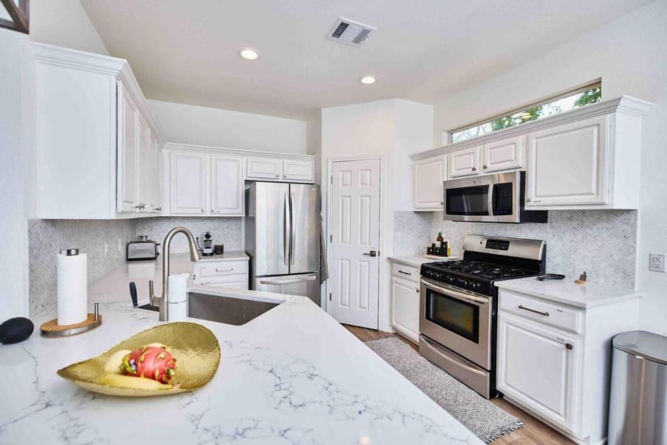 Coffee/tea facilities, Kitchen or kitchenette, dishwasher, stove, toaster