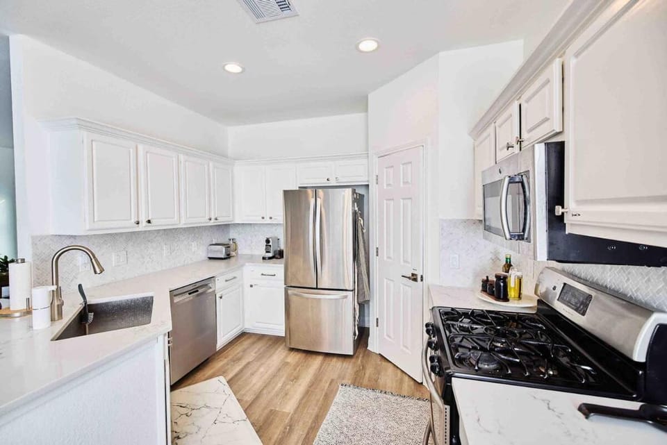 Coffee/tea facilities, Kitchen or kitchenette, oven, stove, toaster