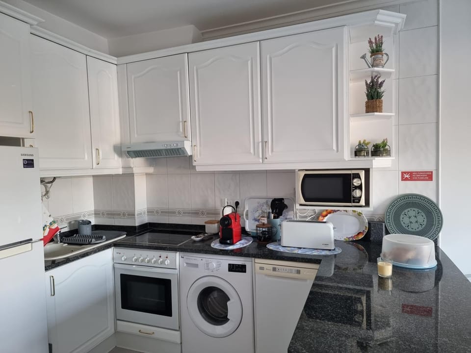 Coffee/tea facilities, Kitchen or kitchenette, dishwasher, oven, stove, toaster, washing machine