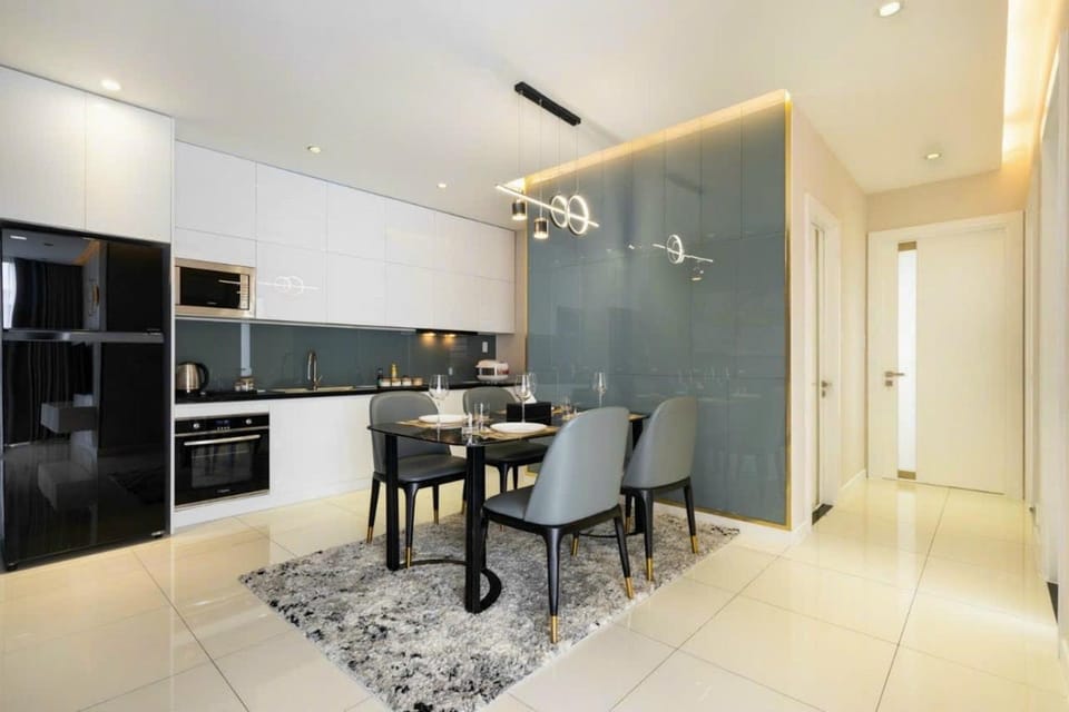 Kitchen or kitchenette, Dining area, minibar, stove