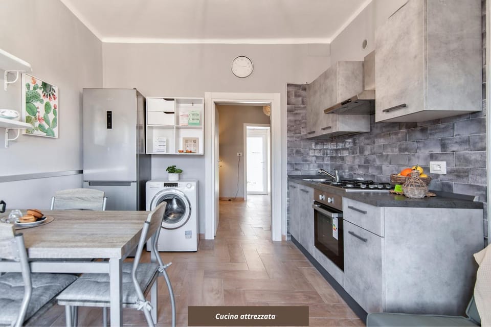 Kitchen or kitchenette, Dining area, washing machine