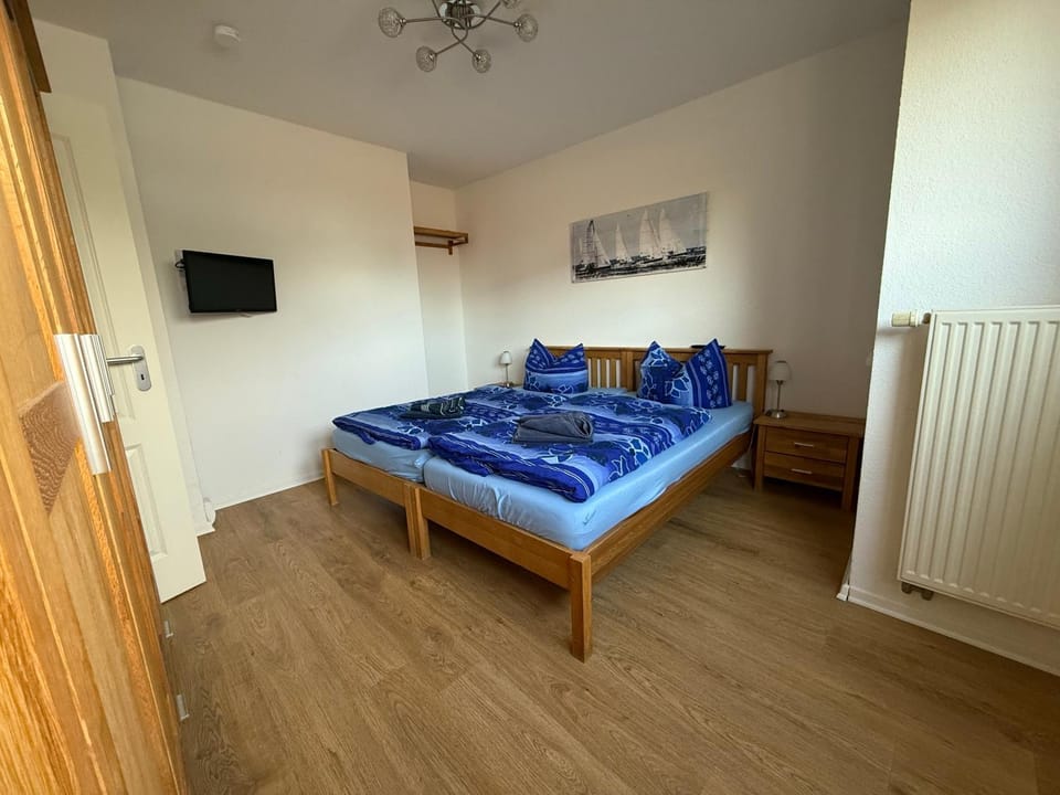 Bed, TV and multimedia, Photo of the whole room, Bedroom