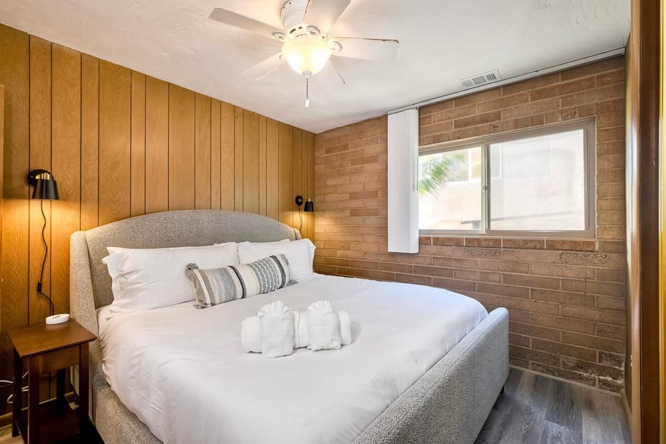 Oceanfront Getaway - Ocean Views - Fire Pit - BBQ - Beach Access House in Carlsbad