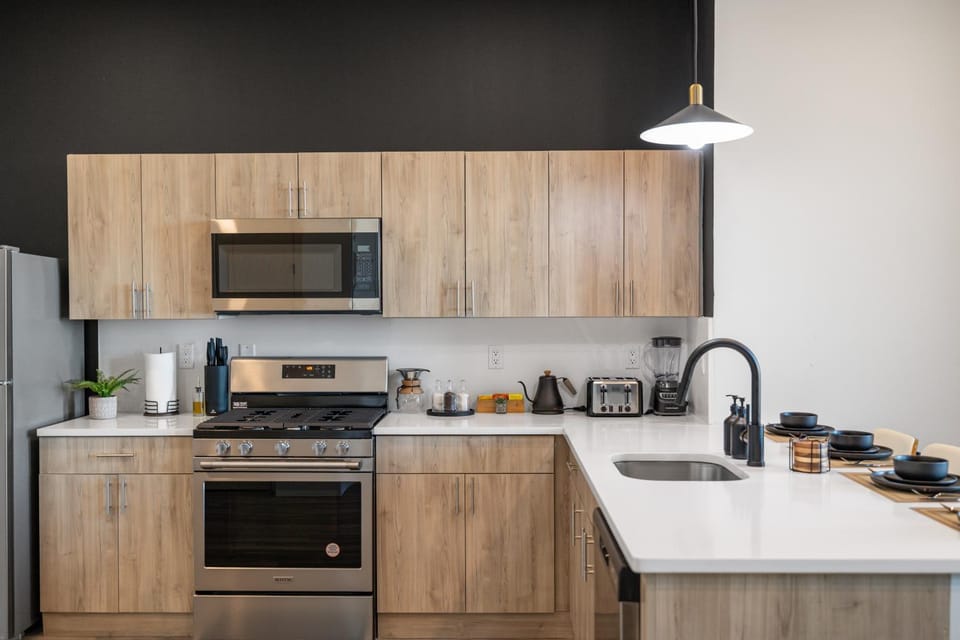 Kitchen or kitchenette, dishwasher, oven
