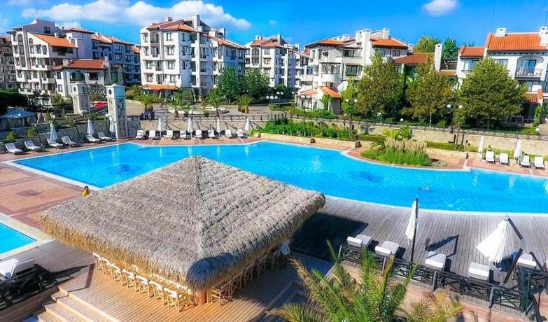 Pool view, Swimming pool, sunbed