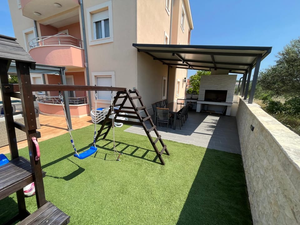 APARTMENTS VILLA PEKY Apartment in Okrug Gornji