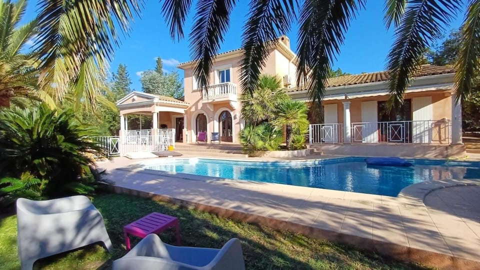 Séjour détente dans une villa avec piscine privée, nature, golf et mer à proximité House in Saint-Raphael