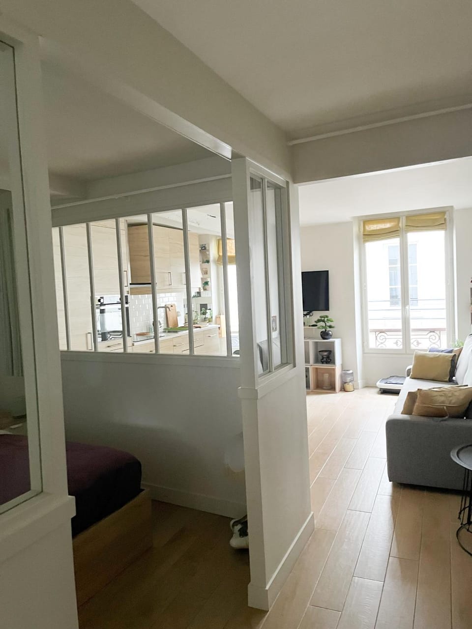 Bed, TV and multimedia, Living room, Seating area, Bedroom