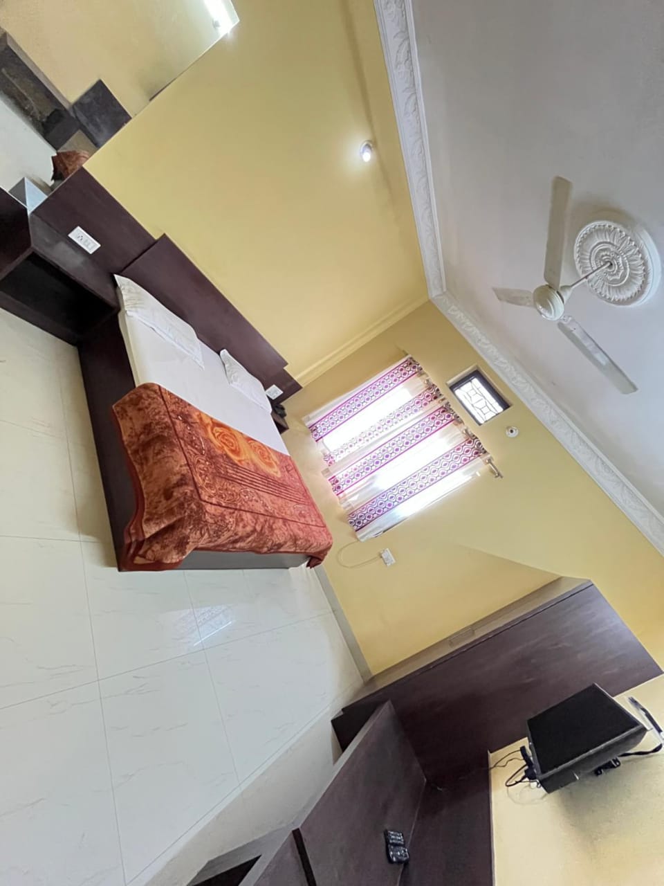 Bed, TV and multimedia, Photo of the whole room, Bedroom, fireplace, air conditioner