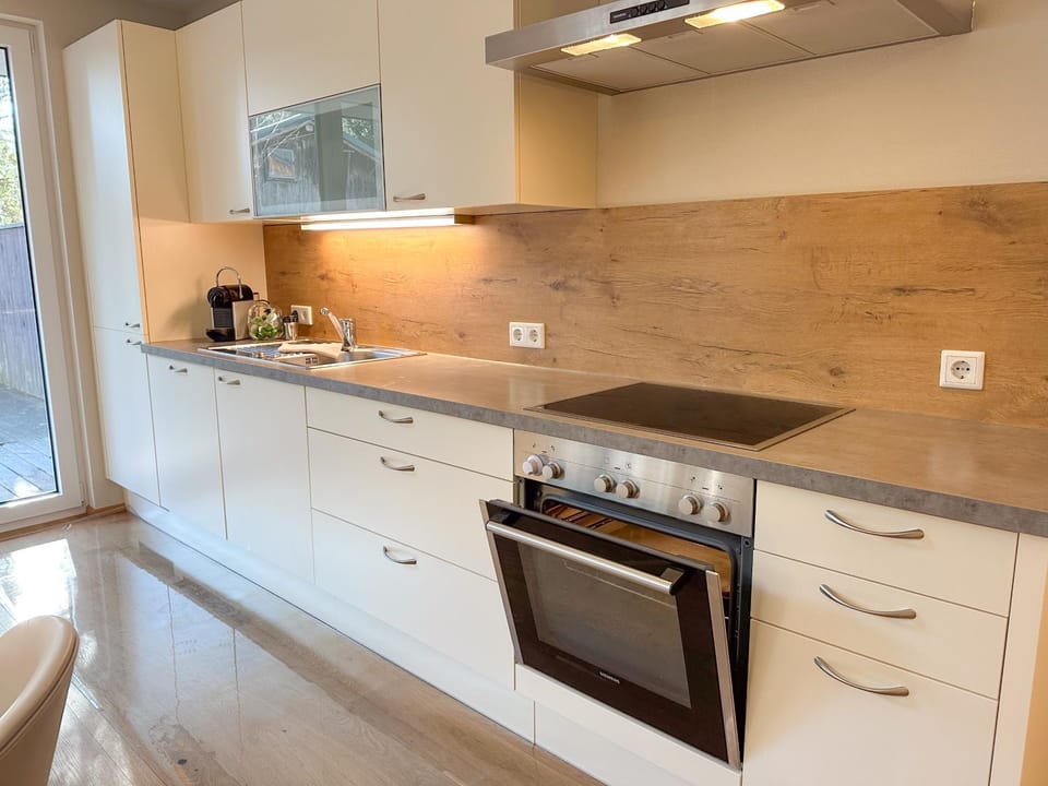 Kitchen or kitchenette, dishwasher, stove