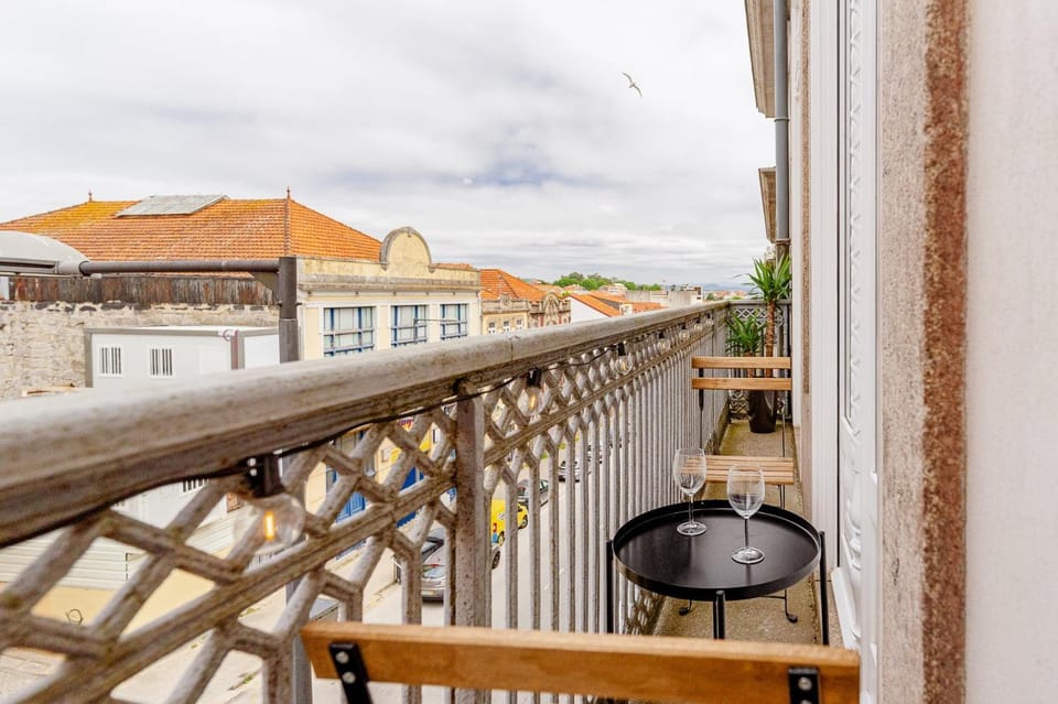 Loft with balcony and a gorgeous classic ceiling Apartment in Porto