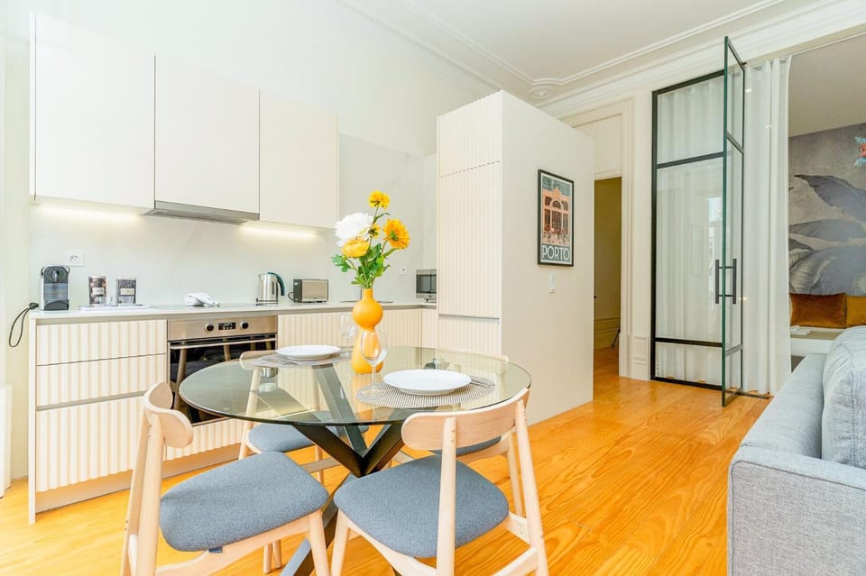 Loft with balcony and a gorgeous classic ceiling Apartment in Porto