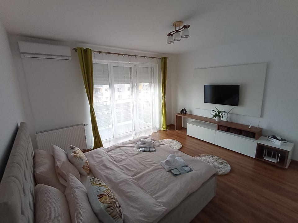 Bed, TV and multimedia, Photo of the whole room, Bedroom, towels
