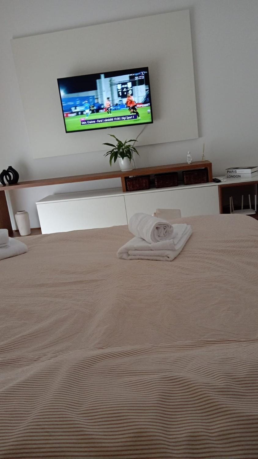 Bed, TV and multimedia, Bedroom