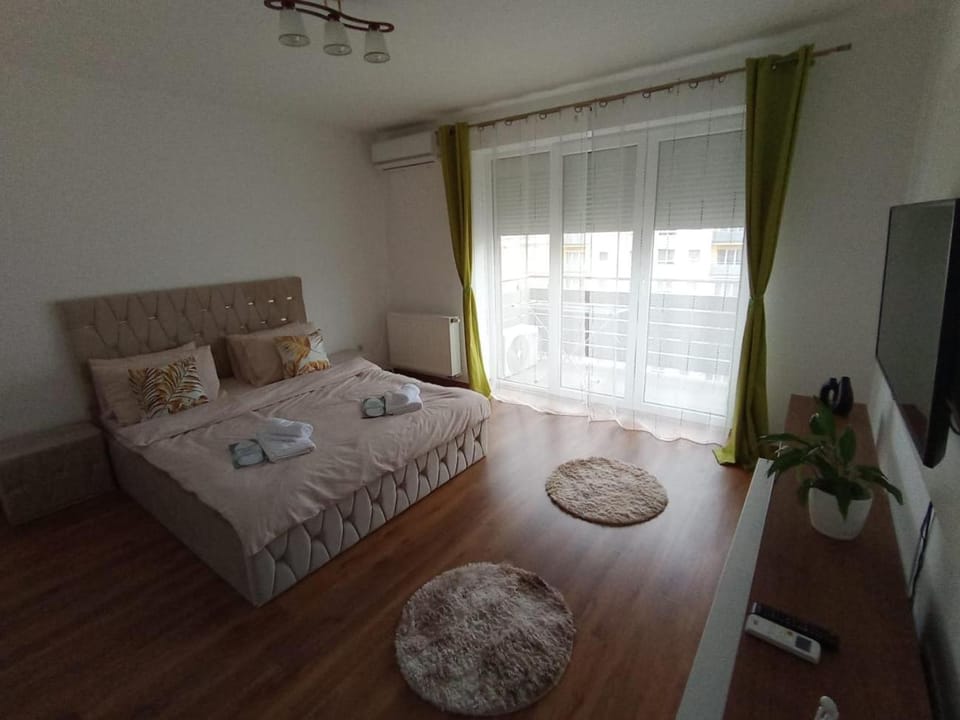 Bed, TV and multimedia, Photo of the whole room, Bedroom, towels