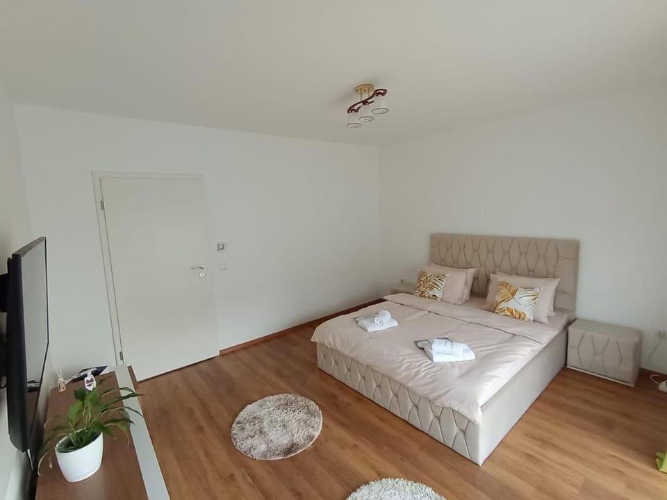 Bed, TV and multimedia, Photo of the whole room, Bedroom, towels