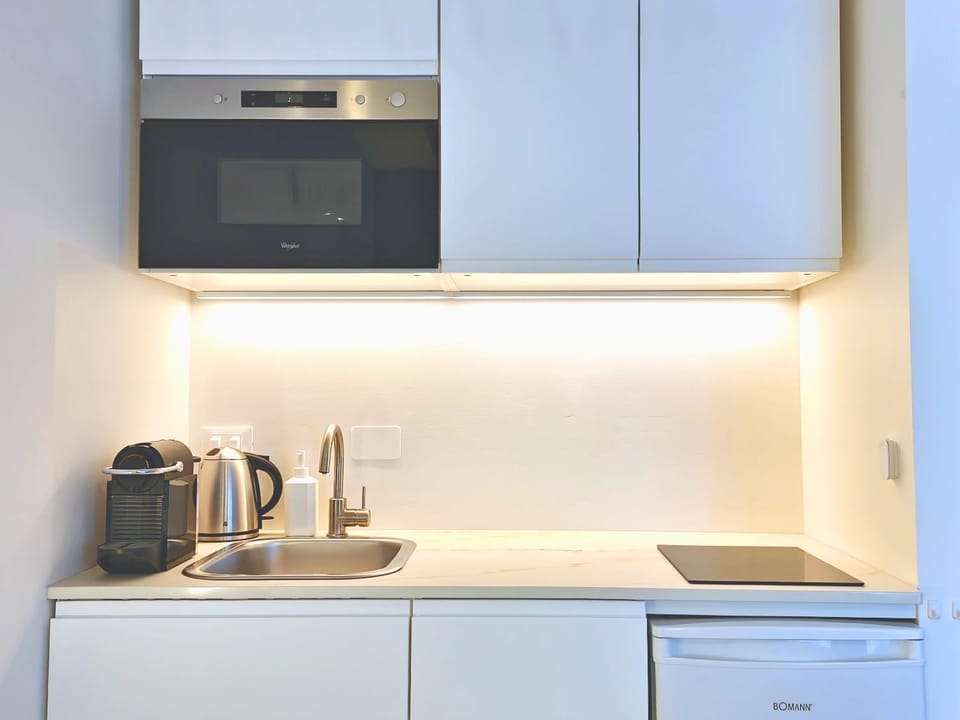 Coffee/tea facilities, Kitchen or kitchenette, stove, toaster