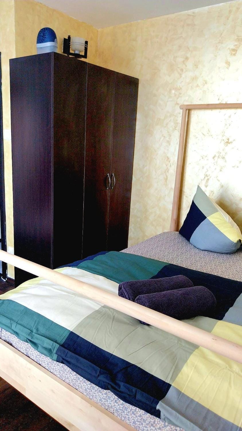 Photo of the whole room, Bedroom, wardrobe