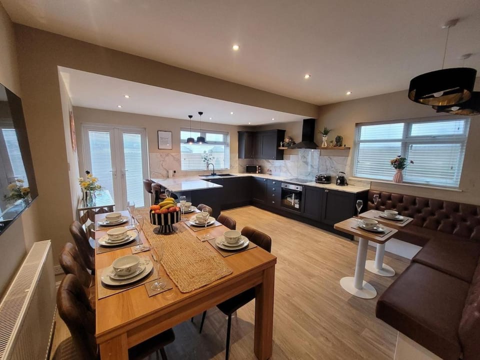 Tower Suites - HOT TUB sleeps 14 House in Blackpool