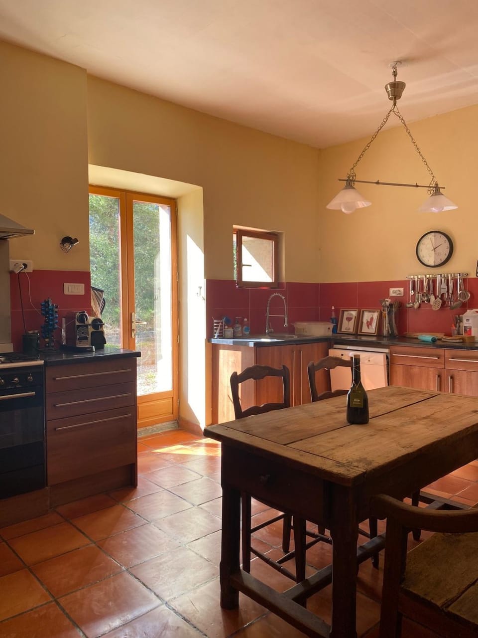 Kitchen or kitchenette, Dining area, stove