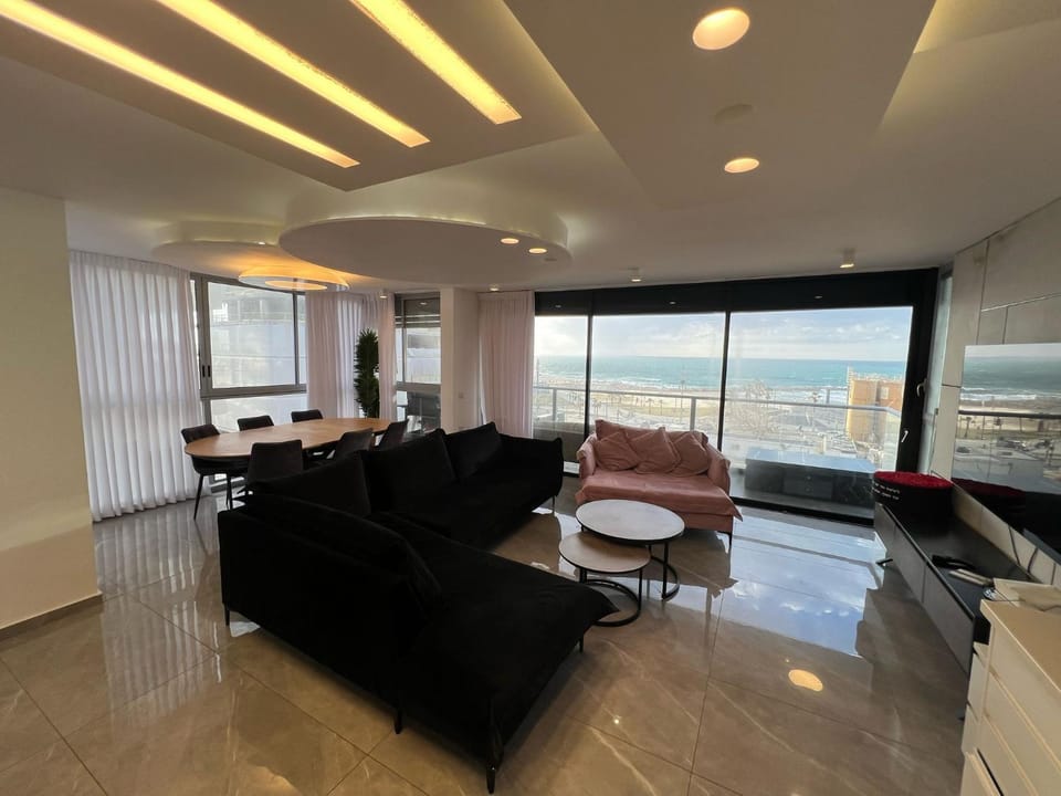 Natural landscape, TV and multimedia, Living room, Seating area, Sea view