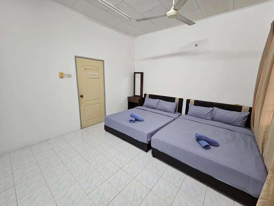 Bed, Photo of the whole room, Bedroom, fireplace, towels