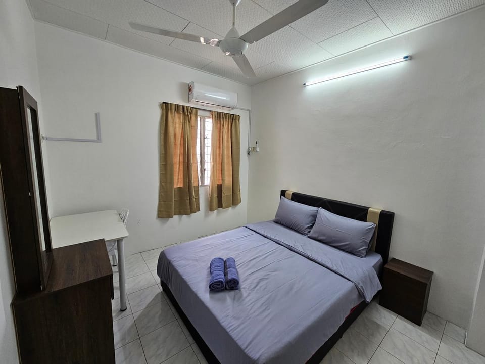Bed, Photo of the whole room, Bedroom, fireplace, towels