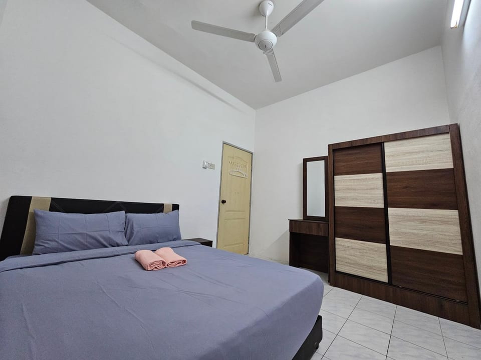 Bed, Photo of the whole room, Bedroom, fireplace, wardrobe