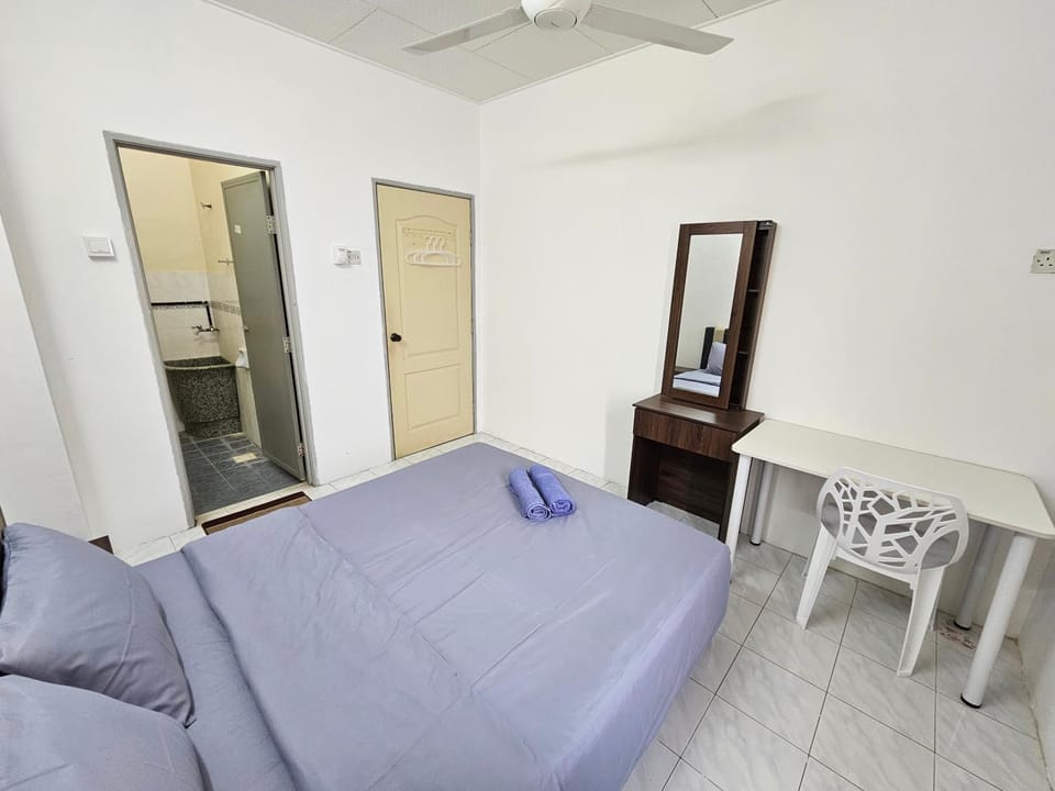 Bed, Kitchen or kitchenette, Living room, Photo of the whole room, Seating area, Dining area, Bedroom, fireplace, towels