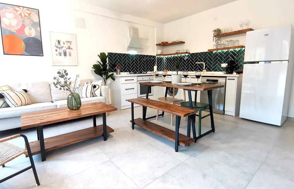 Kitchen or kitchenette, Living room, Seating area, Dining area, dishwasher, pet friendly, stove