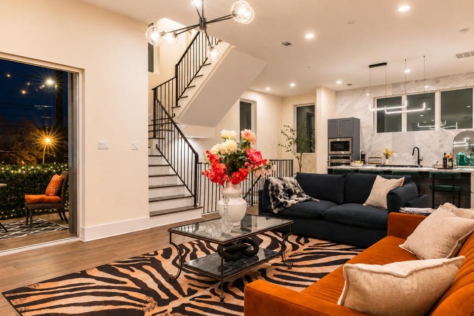Sleeps 10! Luxe Haus with Rooftop & Mini Gym, Near Downtown HTX & FIFA House in Houston