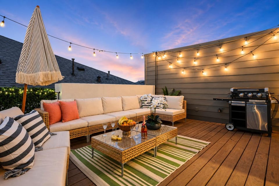 Sleeps 10! Luxe Haus with Rooftop & Mini Gym, Near Downtown HTX & FIFA House in Houston