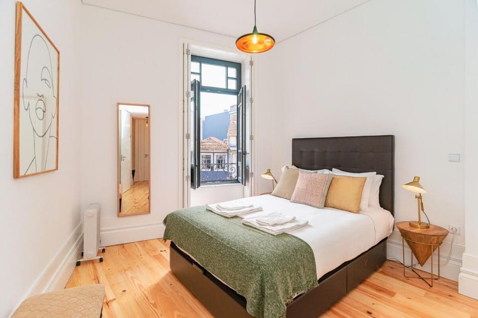 Gorgeous and central flat w. view to charmy square Apartment in Porto