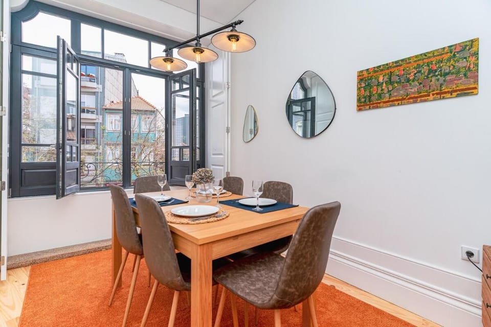 Gorgeous and central flat w. view to charmy square Apartment in Porto
