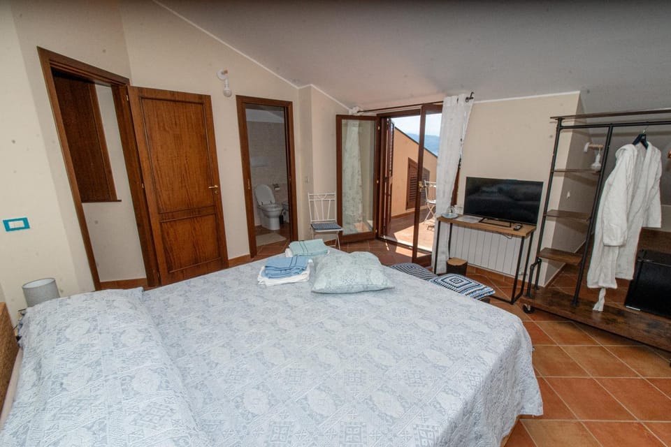 Bed, TV and multimedia, Photo of the whole room, Bedroom, towels