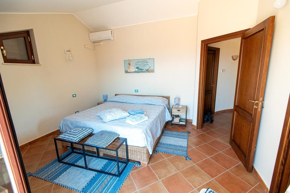Photo of the whole room, Bedroom, air conditioner