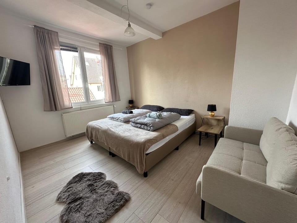 Bed, TV and multimedia, Living room, Photo of the whole room, Seating area, Bedroom, towels